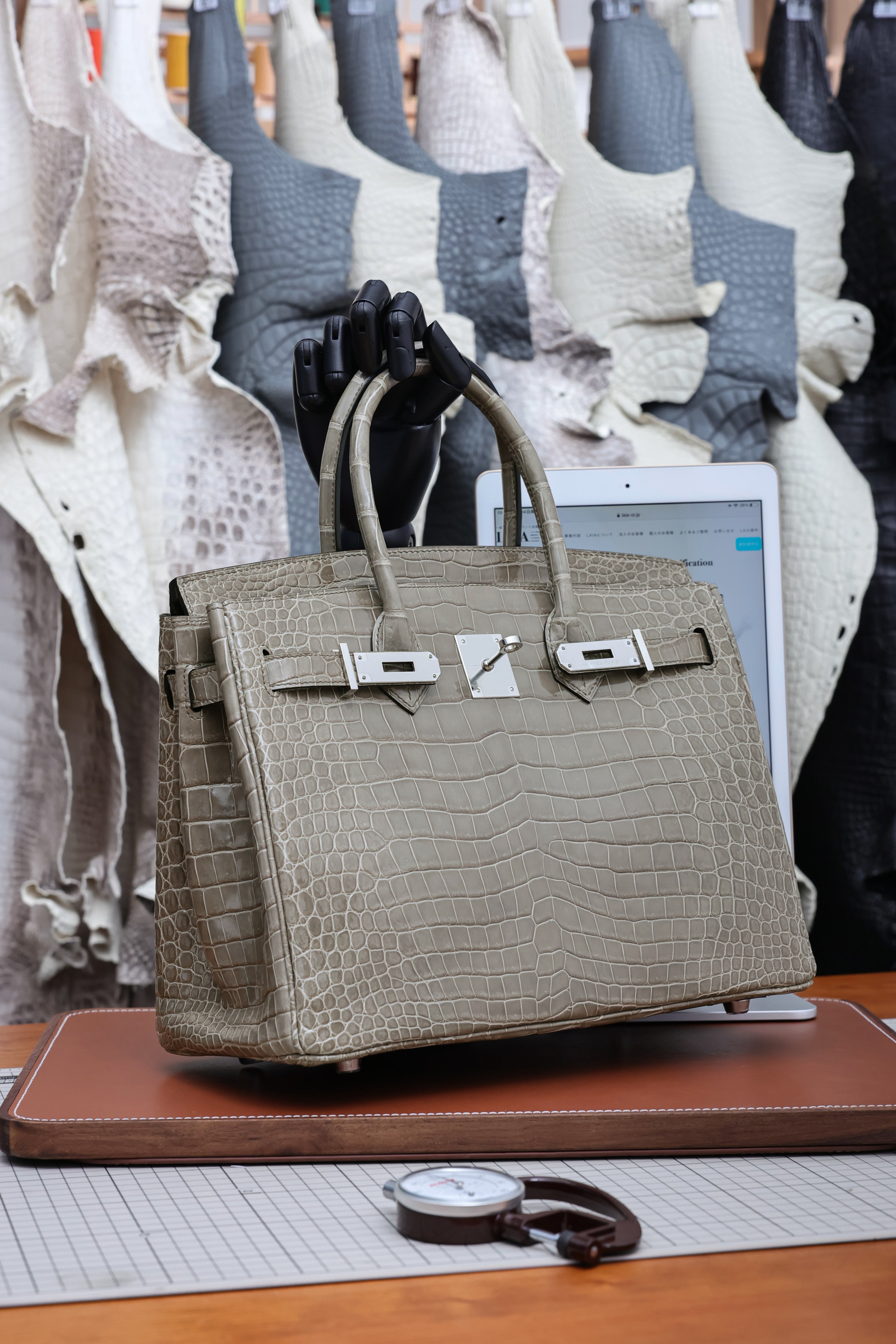 BK-2024 All Handmade Golden / Sliver  Hardware Gris Tourterelle  Porosus Crocodile leather